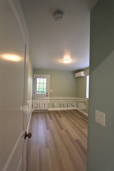 3508 right BR - 3506 Suter St