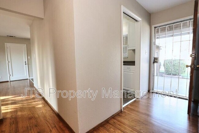 Building Photo - 10624 Chardonay Dr