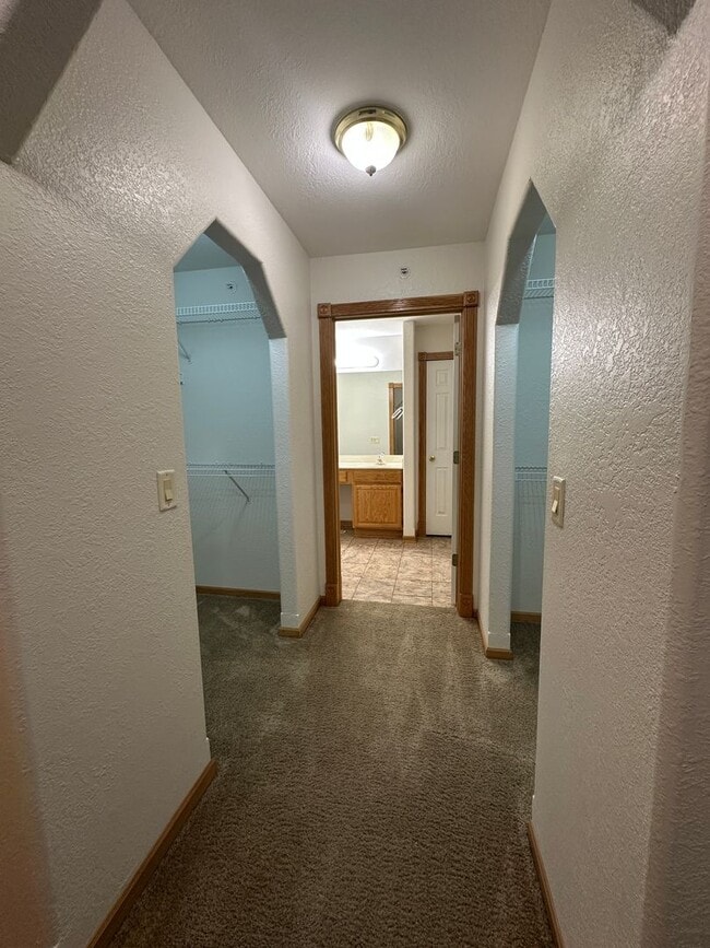 Building Photo - Spacious Townhouse Style Condo in Brookfield!