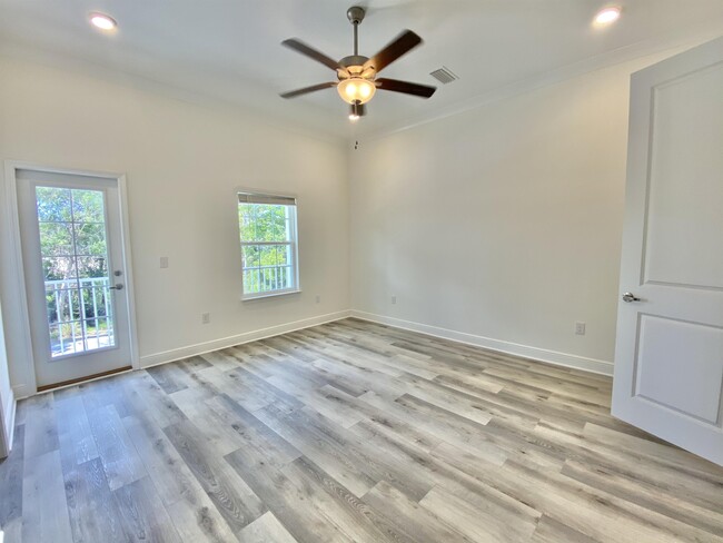 Building Photo - 160 Kara Lake Dr