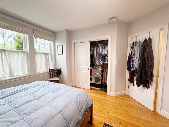 Building Photo - 214-216 E Eagle St