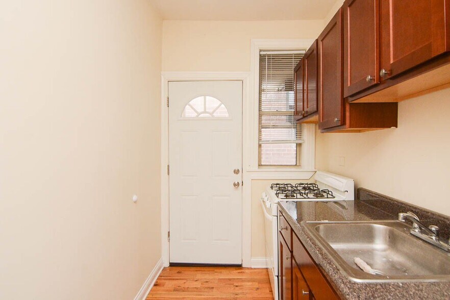 Building Photo - 729 W Barry Ave