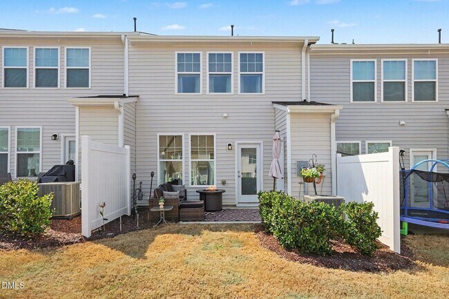 Building Photo - 3 Bedroom 2.5 Bathroom Townhome w/ 1 car garage in a prime location of Flowers Plantation