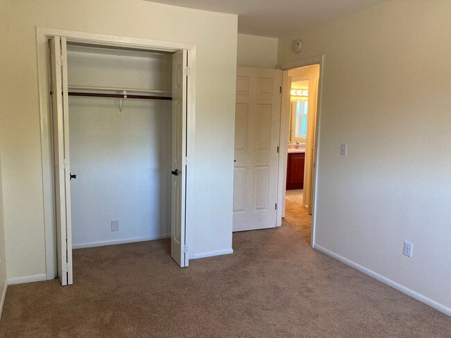 Building Photo - Beautifully kept (3) Bed, (2.5) Bath in Ea...