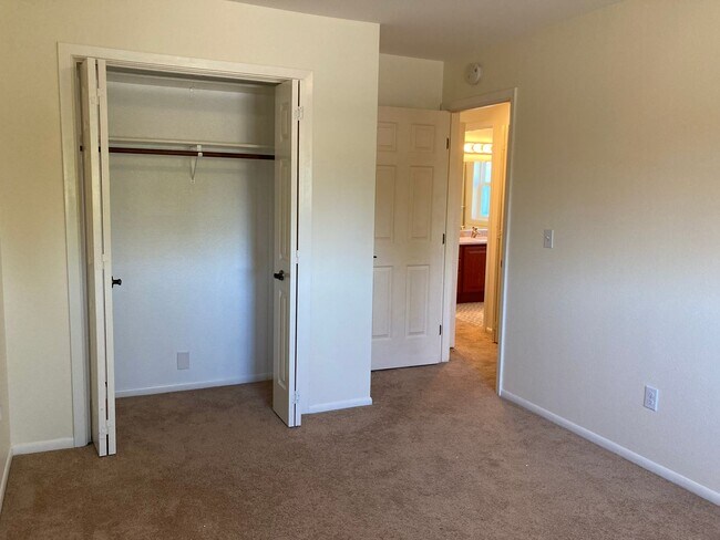 Building Photo - Well kept (3) Bed, (2.5) Bath in Eastridge...