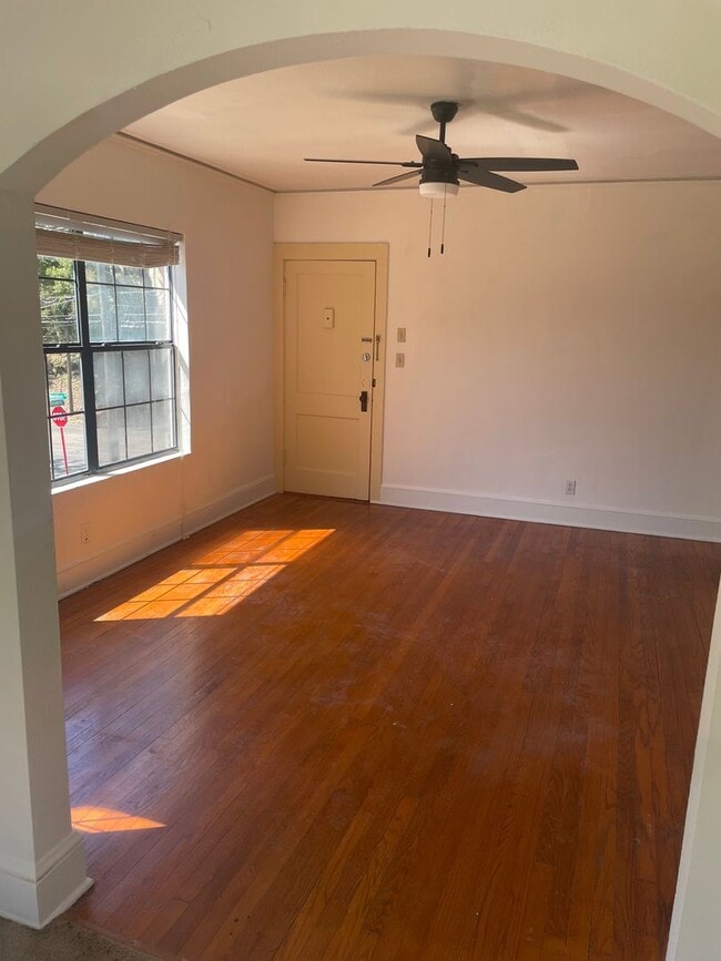 Building Photo - 1 bedroom Downtown Apartment in Historic D...