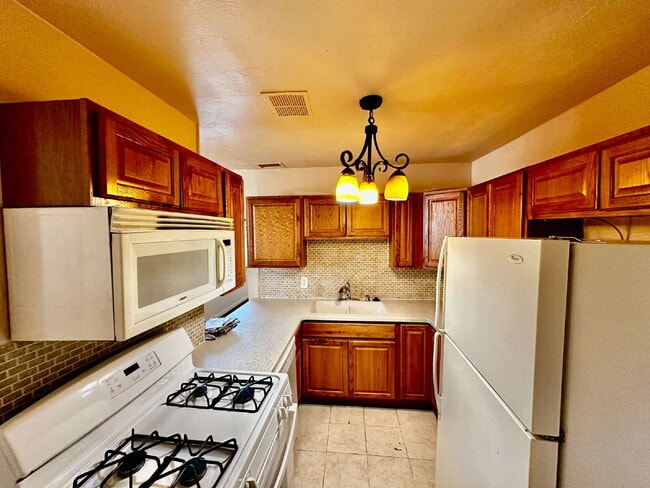 Building Photo - Charming 3 bed/2 bath house in the Heart of Thornton!