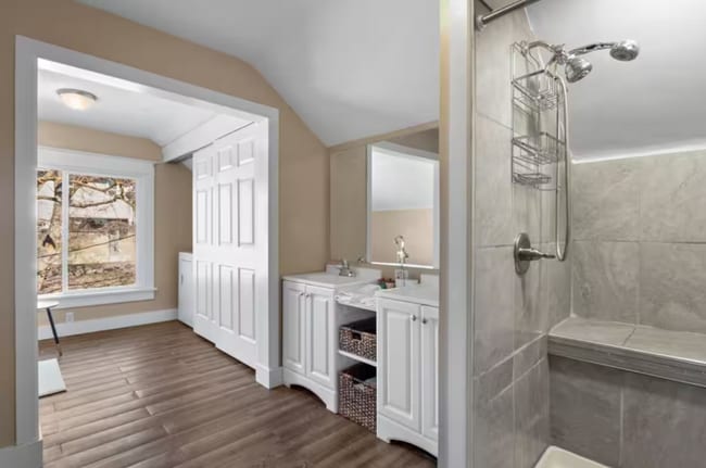 Building Photo - 719 E 9th Ave