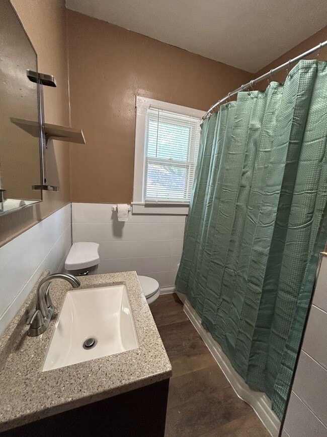 Building Photo - Large 3 bedroom 1 bath steps away from PSU Campus!!