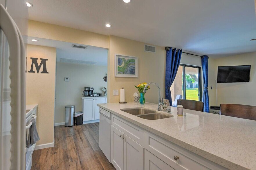 Building Photo - 9270 E Mission Ln