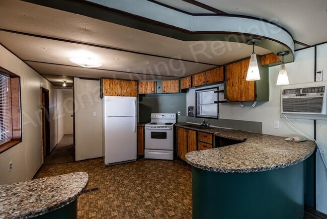 Building Photo - COZY & SPACIOUS