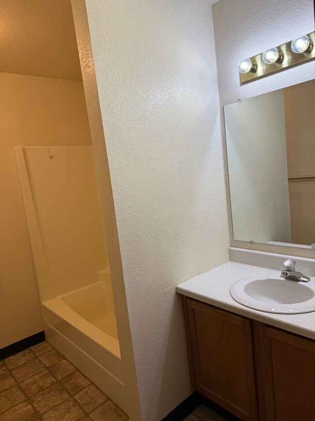 Building Photo - r266