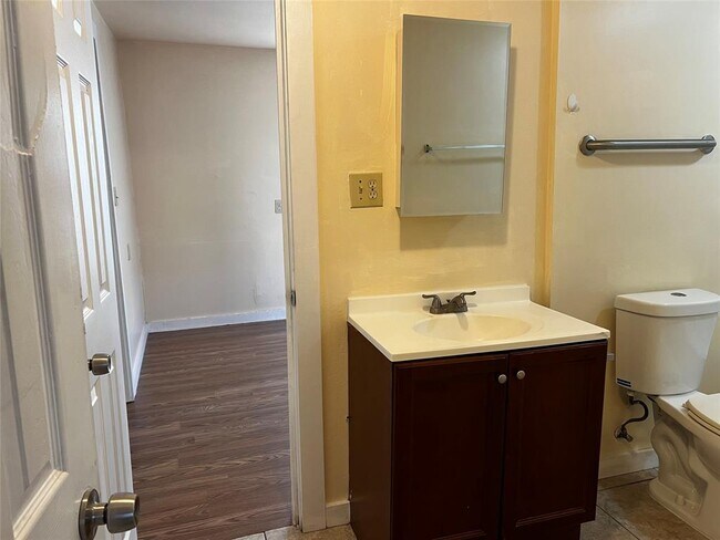 Building Photo - 102 E Carrie Manor St