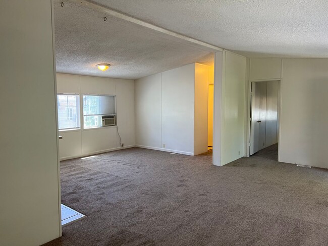 Building Photo - 3 bedroom 2 bath in Hamilton City with fru...