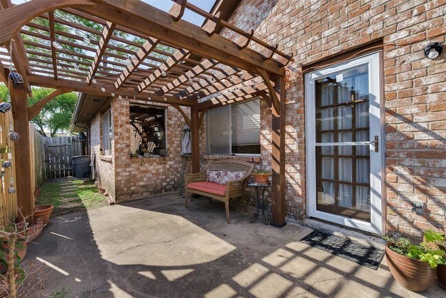 Building Photo - 2207 Briarview Dr