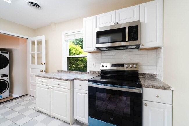 Building Photo - Spacious Split-Level with In-Law Suite & B...