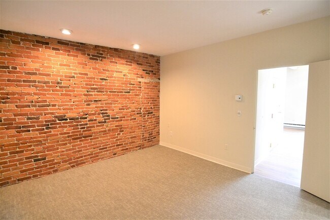 Building Photo - 67 St Germain St