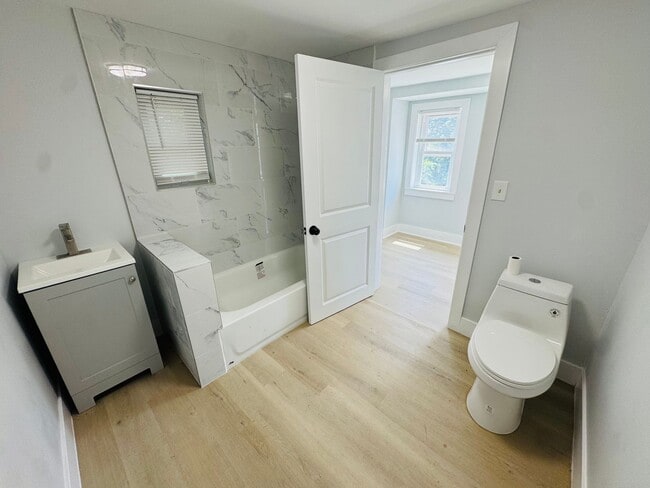 Building Photo - Remodeled 4bd/2 bath Home with Rear yard!!...
