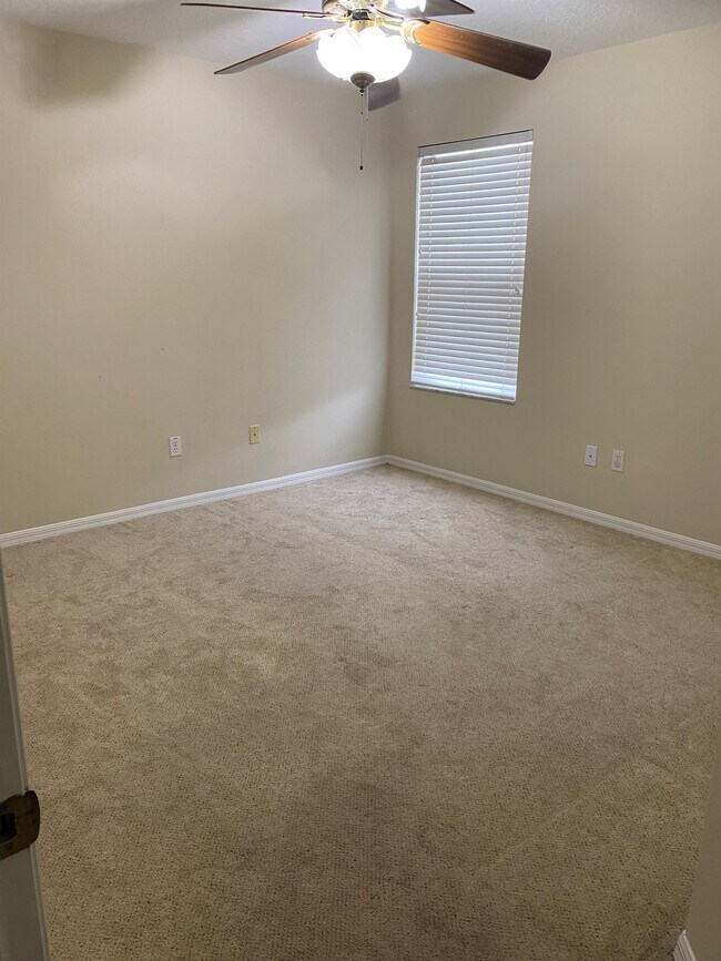 Building Photo - 990 N Lake Claire Cir