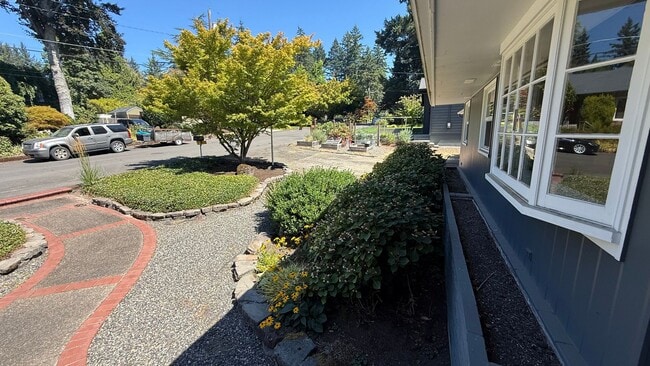 Building Photo - 3010 SW Underwood Dr
