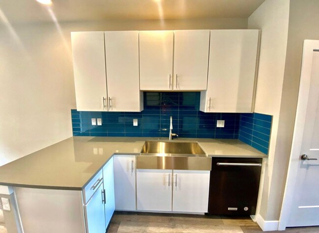 Building Photo - Sleek 3 Bedroom Townhome - Lincoln Park