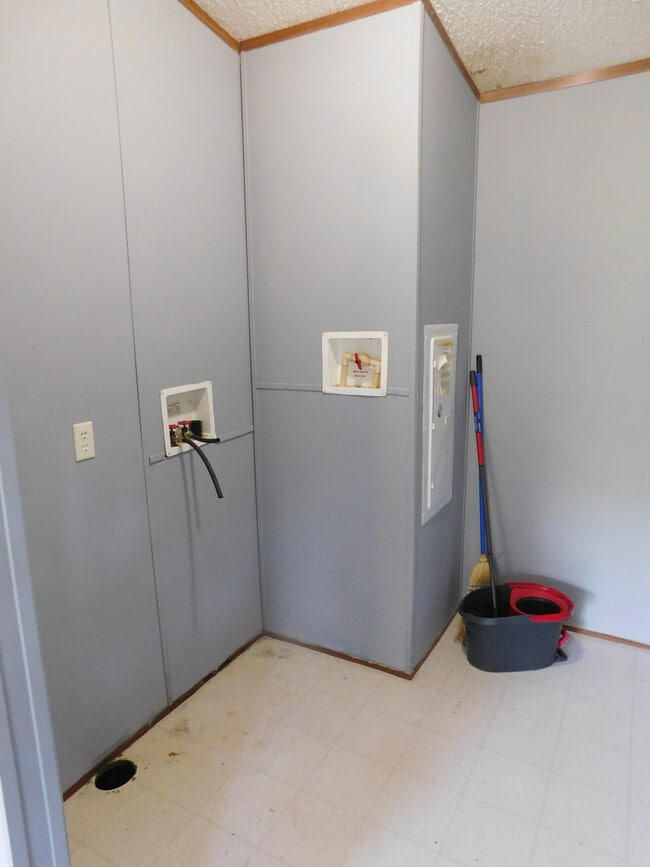 Building Photo - 233 Co Rd 725