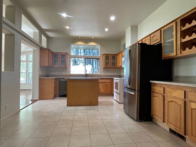 Building Photo - Large Single Family Home in Country with Office