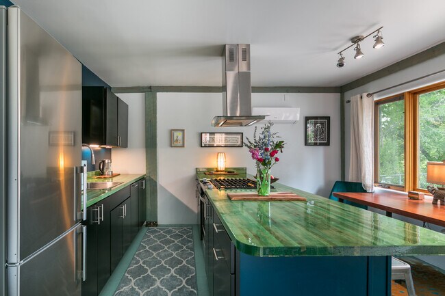 Building Photo - 402 Trujillo Ln