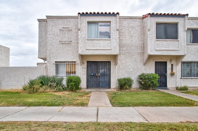 Building Photo - Wonderful Townhome centrally located.  Kit...