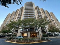 Building Photo - Recently Renovated 3 Bed 2.5 Bath Condo With Balcony In Vibrant Watergate At Landmark - Utilities...