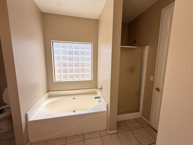 Building Photo - Spacious 3 Bedroom Single Story Peoria With A 3 Car Garage