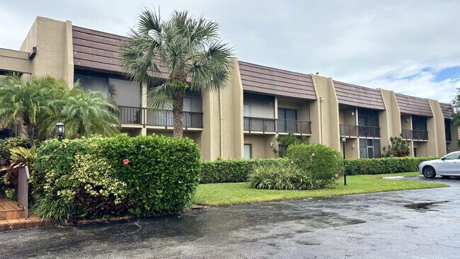 Building Photo - 4657 Fountains Dr S