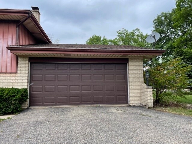 Building Photo - 720 N Broadway Ave