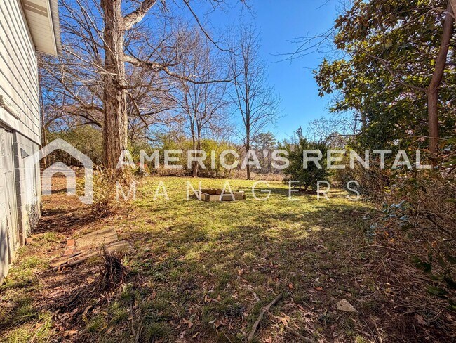 Building Photo - Charming & Spacious Graysville Home for Rent!