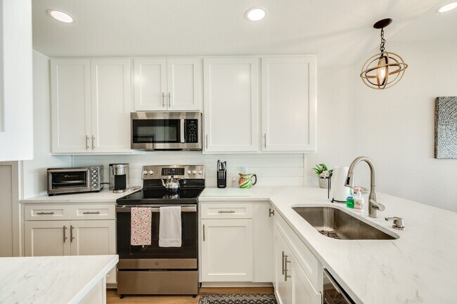 Building Photo - 7700 Seawall Blvd