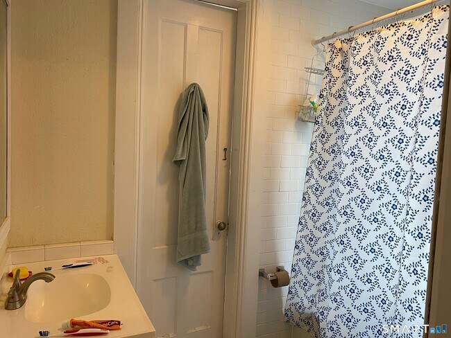 Building Photo - 118 Lawrence St