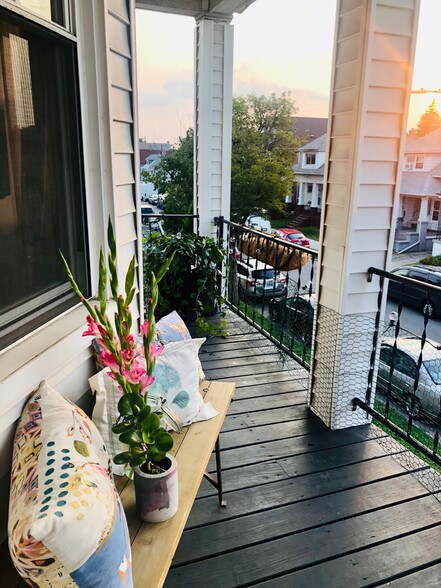 Balcony - 2676 Botsford St