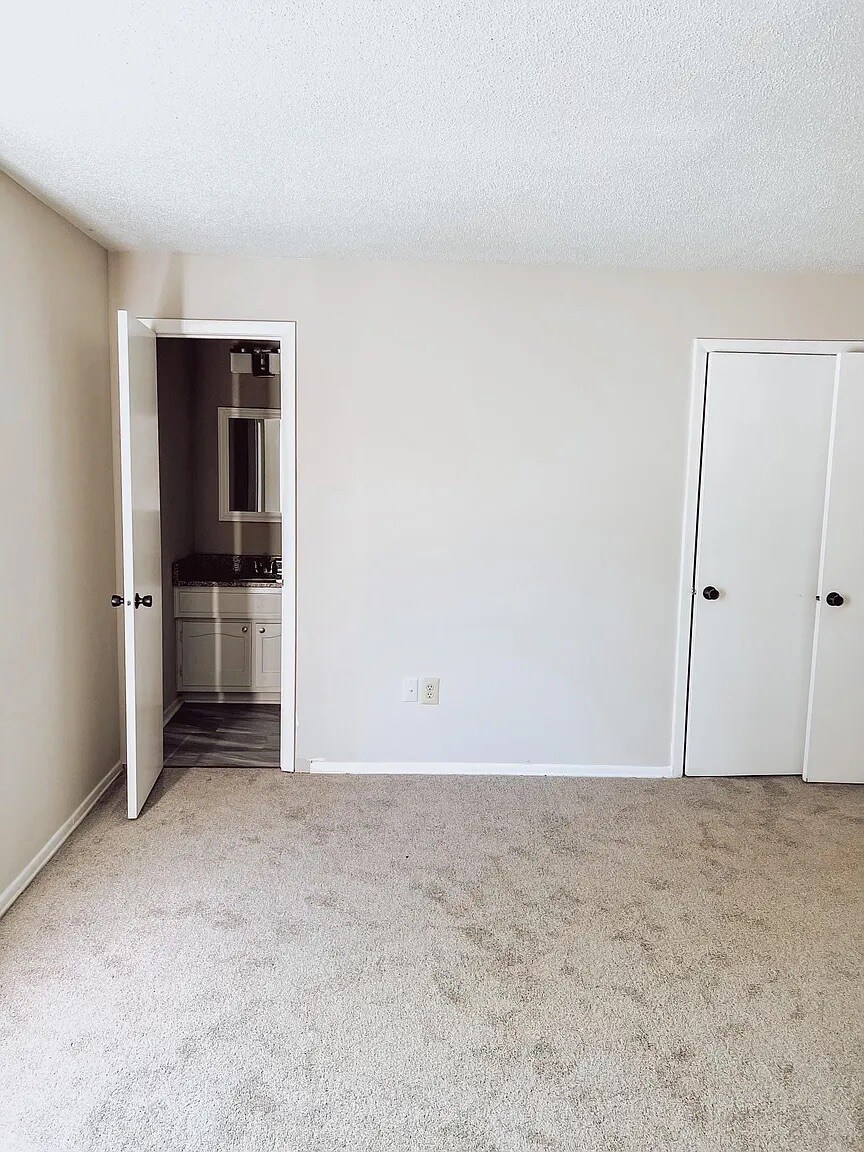 Building Photo - Room in Apartment on N Hamilton St