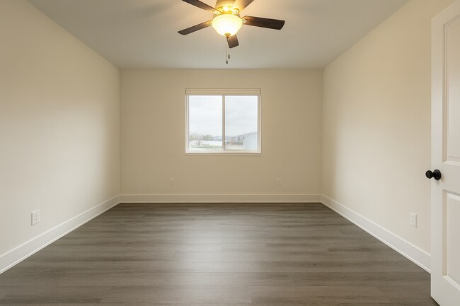 Building Photo - 1632/34 Hickory Creek