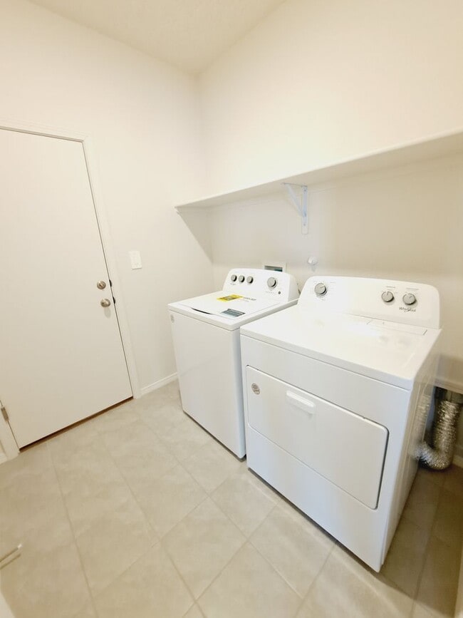 Building Photo - 3 bed 2 bath home in Huning Ranch!