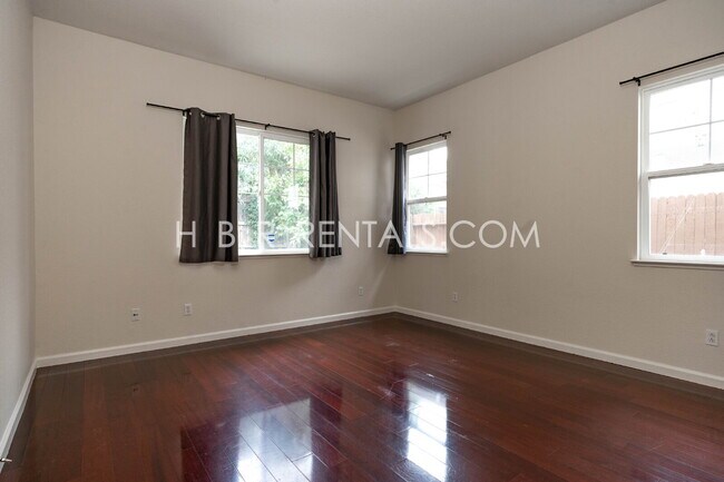 Building Photo - 1582 Peony Dr