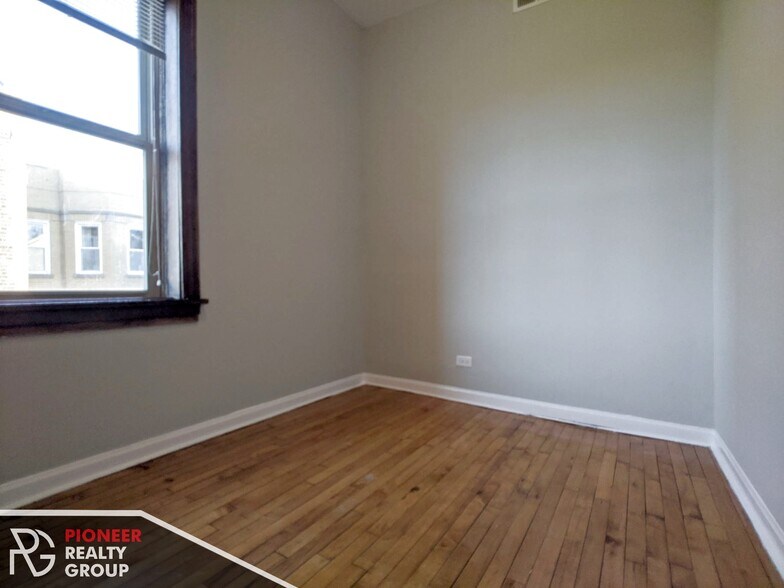 Building Photo - 1422 N Maplewood Ave