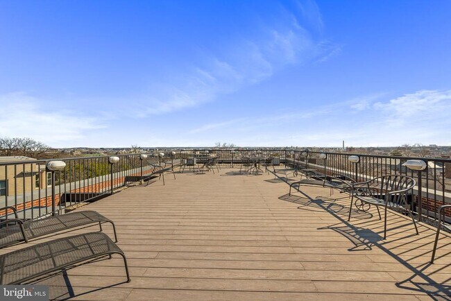 Building Photo - 1661 Crescent Pl NW