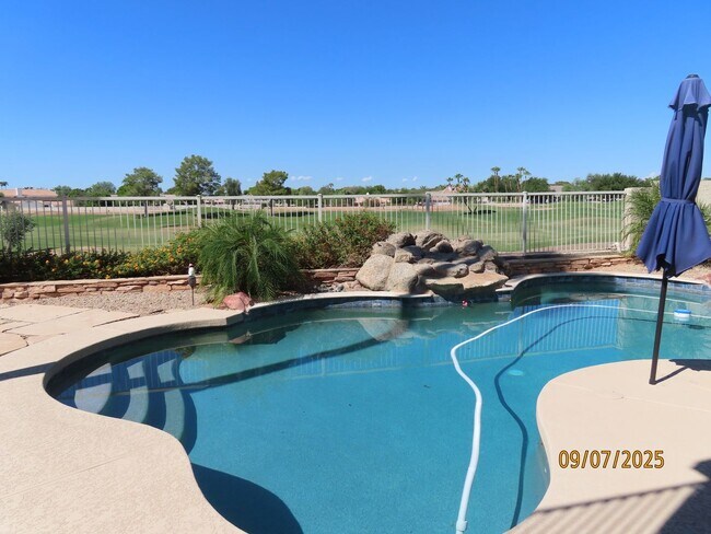 Building Photo - 4 Bedroom 2.5 Bath w/3 Car Garage in Super...