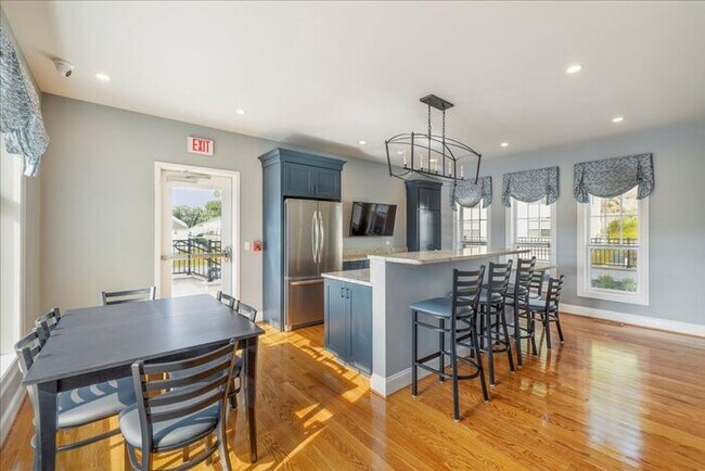 Building Photo - Envoy Townhouse with Tuscan Inspired Inter...