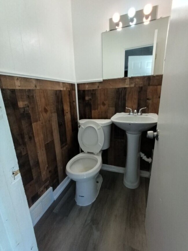 Building Photo - 2263 Delton Ct