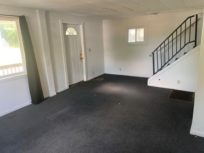 Building Photo - Spacious 2-Bedroom Home for Lease in Akron