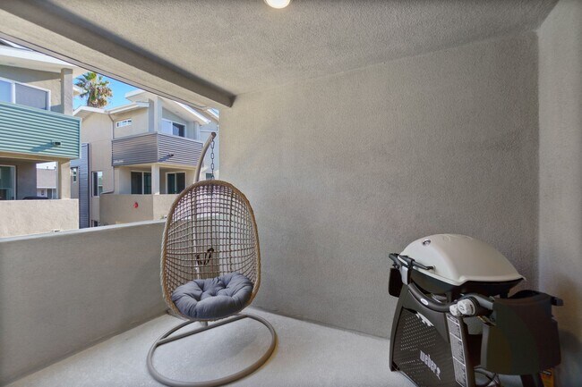 Building Photo - Available February! Upscale Carlsbad Townhome - 2 Blocks to the beach