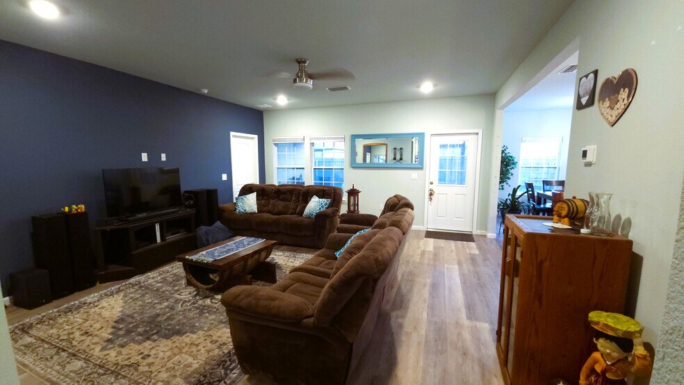 Entrance into Livingroom - 6714 Fox Lake Dr