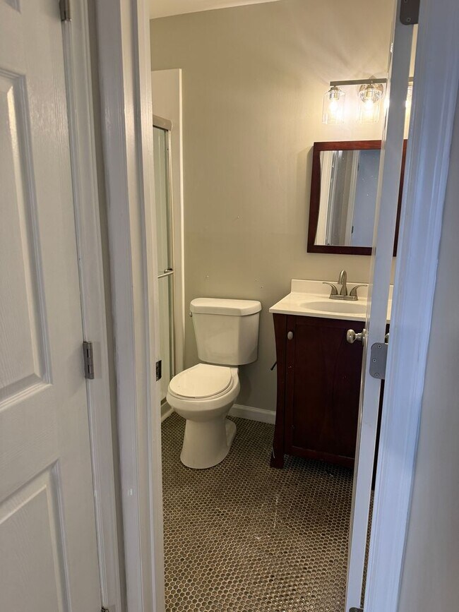 Building Photo - Inviting 1-Bedroom Condo with Natural Light!